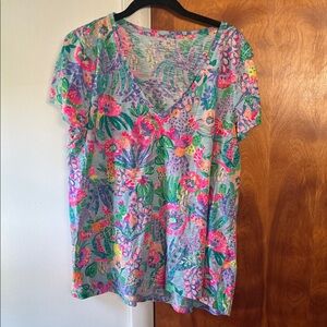 Lilly Pulitzer size XL Vibrant Floral V-Neck T-Shirt
